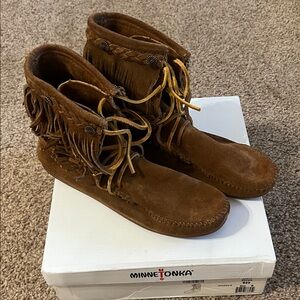 Minnetonka Tan Suede Fringe Moccasins